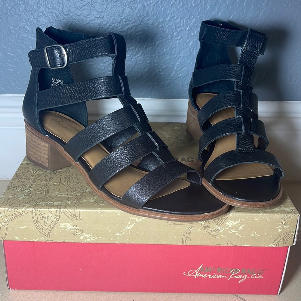 Women’s 8.5 black sandals with heel in brand NEW condition